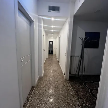 Acquamarina A Due Passi Dai Traghetti 3*