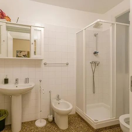 Acquamarina A Due Passi Dai Traghetti 3*